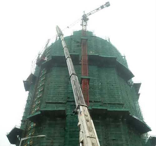芮城吊车在工地上作业